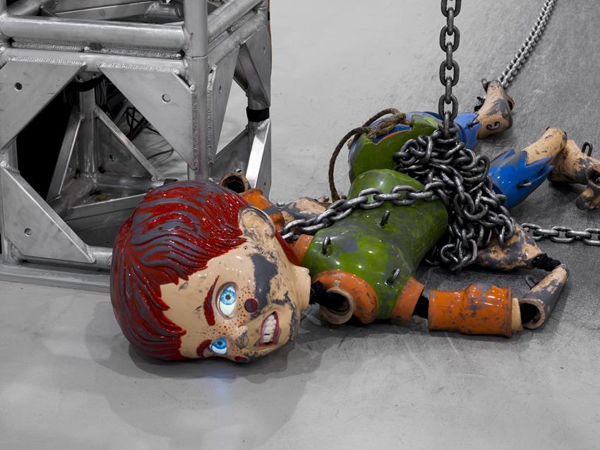 Jordan Wolfson, Colored sculpture, 2016. Mixed media. Collection Luma foundation, courtesy of Sadie Coles HQ, London and David Zwirner, New York. Photo: Dan Bradica